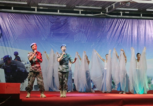 “国际之夜”晚会上,中国医疗分队表演歌舞《一条大河》。