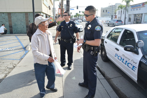 蒙市警局不时就交通违规大力执法，图为警员当街看到规过马路民众，口头警告并予以纠正。（美国《世界日报》）
