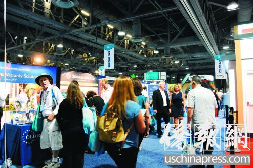 上千人的会展中心大厅内热闹非凡。(美国《侨报》/聂达