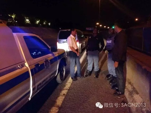 侨胞刘先生和翁先生正在向警员说明情况。(南非《华侨新闻报》)
