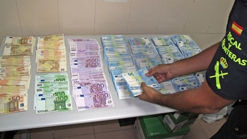 西班牙两侨胞携近10万欧元现金过西葡边境被