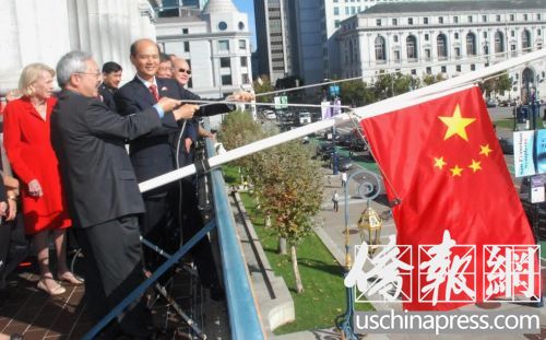 总领事罗林泉(右)和市长李孟贤(左)一起升挂五星红旗。(美国《侨报》/吴卓明