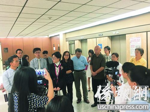 庭审当日，众多华人华侨前来声援。（美国《侨报》/聂达