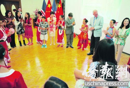 洛杉矶总领馆总领事夫妇与中国领养儿童家庭共度中秋佳节。（美国《侨报》/邱晨