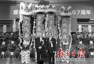 10月1日，日本横滨华侨总会举行庆国庆活动，横滨山手中华学校国术队表演了精彩的狮子舞。杨文凯供图
