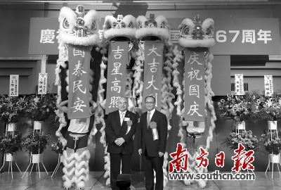 10月1日,日本横滨华侨总会举行庆国庆活动,横滨山手中华学校国术队表演了精彩的狮子舞。杨文凯供图