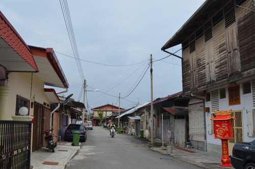 文冬各大新村的民生问题通过村委会上传下达，获得提升和改善。（马来西亚《星洲日报》）