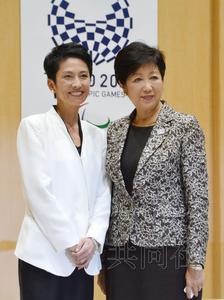 日本民进党党首莲舫(左)正在向东京都知事小池百合子抛出橄榄枝。图为9月23日莲舫赴东京都政府造访小池时的合影。(日本共同社)