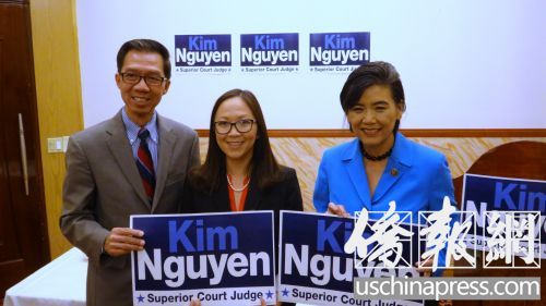 赵美心(右)和周本立(左)支持文锦竞选洛县法官。(美国《侨报》/高睿