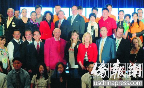共和党圣盖博谷林肯俱乐部主席何美湄(三排左4)、张玲龄(二排左6)、陈立德(二排左2)、尔湾市长候选人陈钢(二排左4)等携手共和党重要民选官员及助选志愿者,鼓励华裔选民助力共和党保住参众两会席位。(美国《侨报》)