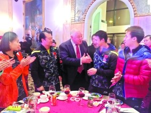周雨（右二）夺得男单冠军与组委会华侨华人代表合影。特派记者