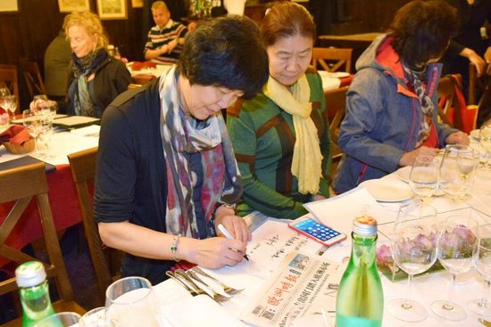 郎平为欧洲时报及海外华侨华人题写贺词(右侧为郎平的姐姐郎洪)。(法国《欧洲时报》/宣绚
