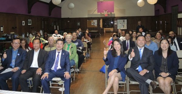 纽约法拉盛民主党组织大会上，牛毓琳(前排右三)和Judy