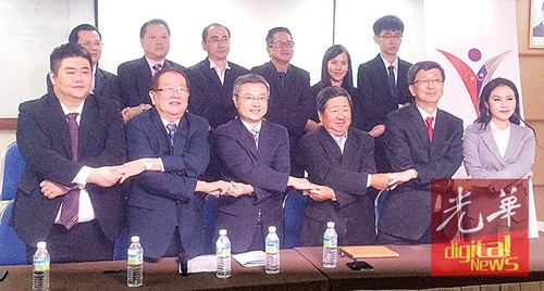林祥才（右3）和协会主要成员包括署理会长张天赐（左2）与领事部副主任吴晟昊（左3）拍照留念。