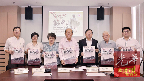 吴德芳(中)呼吁民众前来参观“孙中山先生诞辰150周年纪念图片展”。(马来西亚《光华日报》)