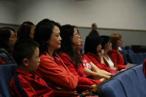 维州费尔法克斯郡公校教委会举行例行会议，数十名华人家长统一身穿红衣，抗议跨性别如厕。（美国《世界日报》/罗晓媛