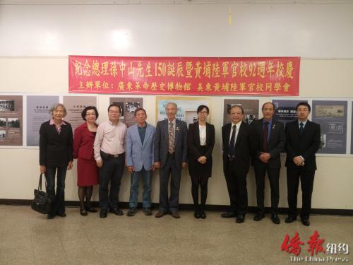 主办方和参会人员合影留念,前排右四为董海荣领事,右二为展览负责人梁端。(美国《侨报》/韩雨辰
