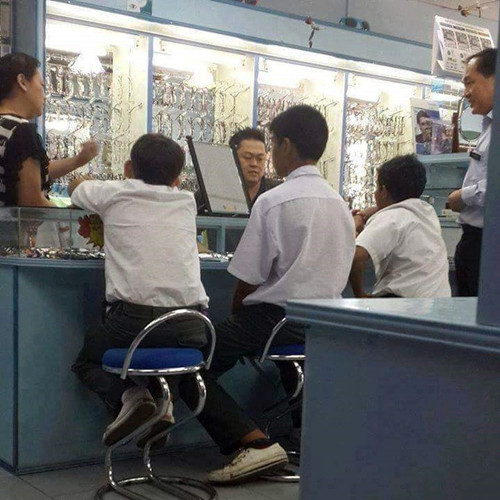 社交媒体疯传校长带3名学生购买眼镜的照片,在短短24小时获得3万名网民点赞及近500个留言,超过3100人转载分享。(图:Siakap