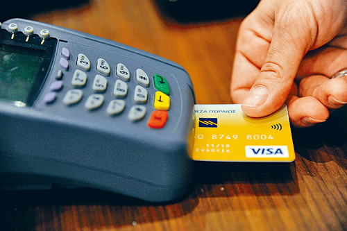 信用卡资料若被盗取，匪徒会在世界各地制造多张信用卡消费及购物。（加拿大《星岛日报》）