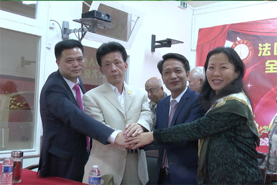 选举后，陆青江参赞、池万升主席、王加清执行主席与新当选任俐敏主席手握一起。（法国《欧洲时报》/黄冠杰