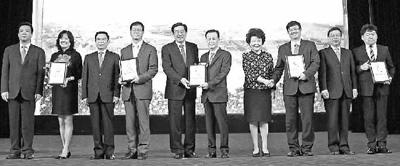 中共中央政治局委员、北京市委书记郭金龙(左五),国务院侨办主任裘援平(右四),北京市市长王安顺(左三),北京市人大常委会主任杜德印(右二),北京市政协主席吉林(左一)为第二届“京华奖”获奖者孟宙(左二)、王中林(左四)、许荣茂(右五)、蔡蔚(右三)、吴晨(右一)颁奖。