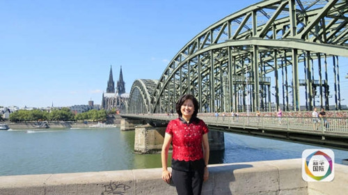 图为9月28日，德国科隆市长及市政府中国事务顾问孟宙在科隆霍亨索伦大桥前留影。（新华社记者冯玉婧摄）