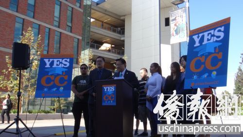伍国庆(中)、方树强(左二)呼吁广大选民投票支持CC提案。(美国《侨报》/高睿