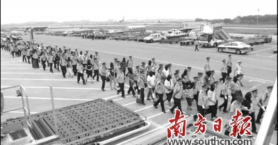 犯罪嫌疑人被押往看守所。(南方日报记者郭智军