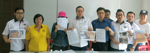 陈浩坤（左四）促请要债人不要再骚扰吴女士和其家人，左三为吴女士。（马来西亚《星洲日报》）