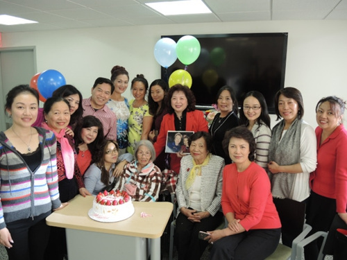 希拉里亚太裔妇女志工团成员为吴世珊庆祝95岁生日。(美国《世界日报》/朱蕾