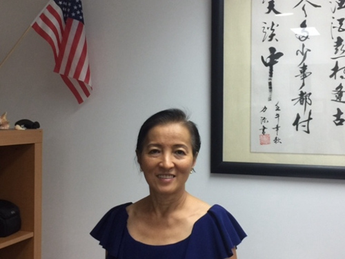 王美珠获纽约每日新闻教育英雄大奖。(美国《世界日报》/王美珠供图)
