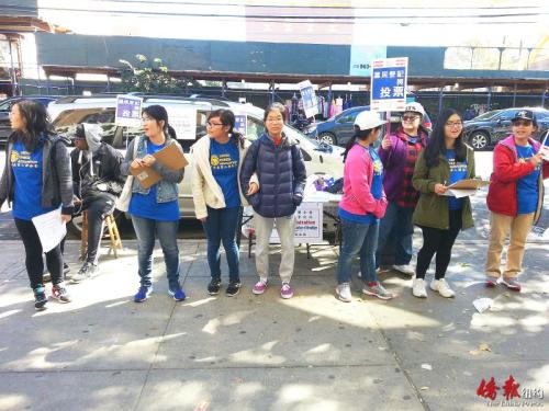 华联会义工们10日在纽约布鲁克林八大道街头展开选民登记。(美国《侨报》/华联会供图)