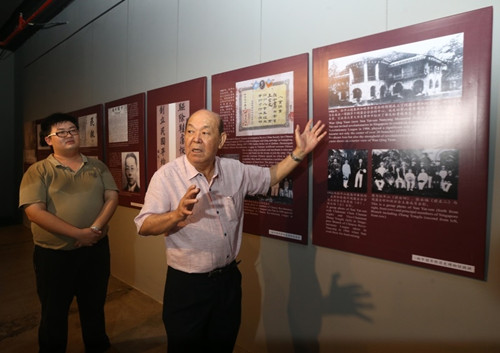吴德芳向媒体讲解孙中山的历史事迹。左为马来西亚华人博物馆执行秘书林家豪。（马来西亚《星洲日报》）