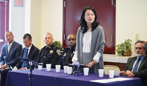 金贞妍(站立的人)要求警局为金光党骗案设立项目调查小组,未被代警察局长夏普林(左四)接纳,夏普林当场宣布,警局已为一案的两骗徒发出通缉令。(美国《世界日报》/李秀兰