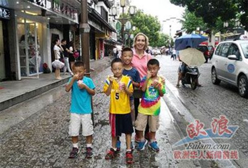 西班牙夫妇与中国孤儿