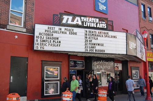 嘻哈歌手YG将在费城南街生活艺术剧院演出，招牌左下角有“15日YG”字样。（美国《世界日报》/刘麟