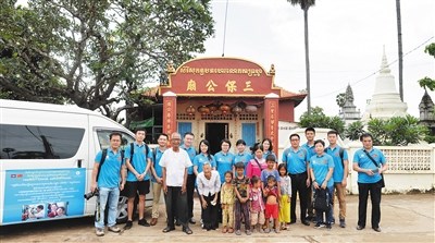 10月13日,海南医疗队部分工作人员专程拜谒位于磅湛市郊的三保公庙,与当地百姓亲切交流。(海南日报记者