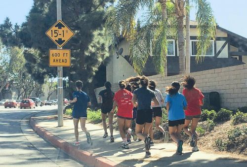 华裔学生聚集的尔湾市，学生们在街上跑步。（美国《侨报》）