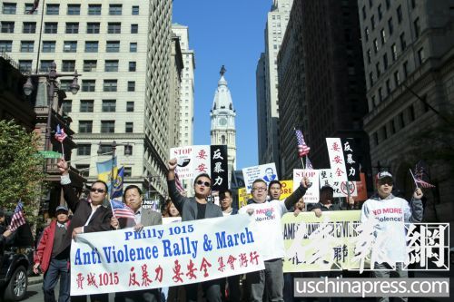 美东地区的华人代表15日走上费城游行，表达他们反犯罪和反文化暴力诉求。（美国《侨报》/贾玉璇