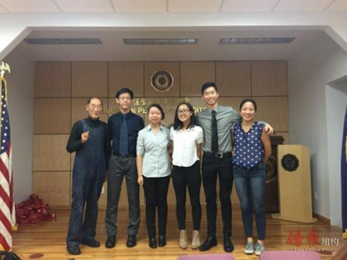 “华埠扫盲项目”免费英语学习班30日开课,左一为82岁学员钱学诗。(美国《侨报》/台赛