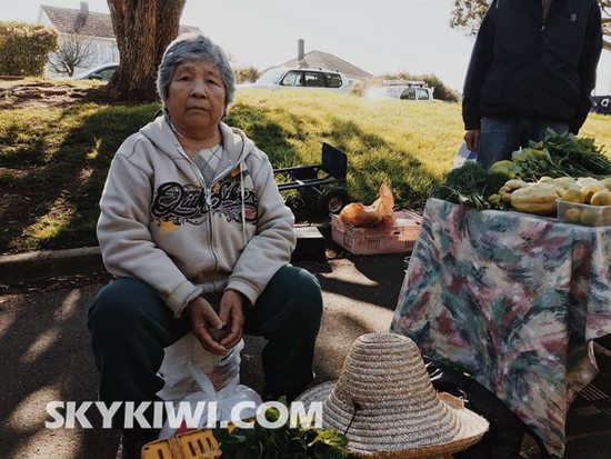 沈顺芳老人对自己无辜蒙冤的事非常气愤，并表示“要拍正面”（新西兰天维网图片）