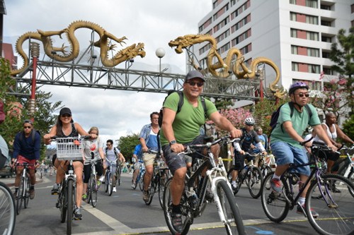 洛杉矶CicLAvia自行车节长达六哩的车道横贯洛杉矶市中心，也横经洛杉矶华埠重要干道百老汇街。（美国《世界日报》/吴佩甄