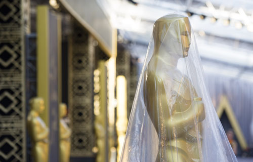 在美国洛杉矶好莱坞杜比剧院门口拍摄的一座被塑料布覆盖的小金人。（新华社记者杨磊摄）