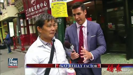 美国记者采访不会英文的华裔耆老,并放大他们不会回答问题的尴尬时刻。(美国侨报网