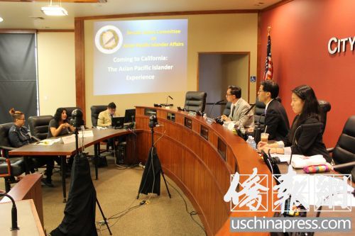 潘俊达(右二)和周本立(右三)正在听取移民团体代表的调查汇报。(美国《侨报》/高睿