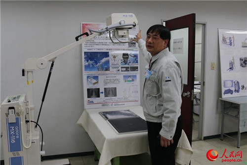 王社长在介绍可移动式医用3DX线摄影装置
