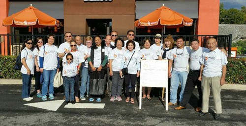 包括华、韩、越裔在内的义工们，16日在华人聚居的都洛斯市扫街拜访，挨家挨户的敲门，提醒大众要去投票。(美国《世界日报》资料图)