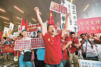 不少市民19日冒雨到立法会请愿,群情激愤,坚决反对立法会接纳辱国宣“独”的梁颂恒和游蕙祯成为议员。得悉建制派团结采取抵制行动让梁游二人无法宣誓后,众皆叫好。