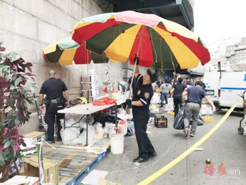 警方在现场查处非法经营蔬果摊。（美国《侨报》/杨柳依