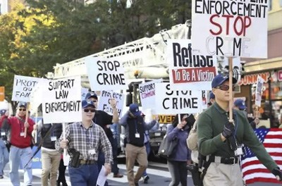 图为10月15日数千华人在美国费城持枪大游行。（图片来源：参考消息）